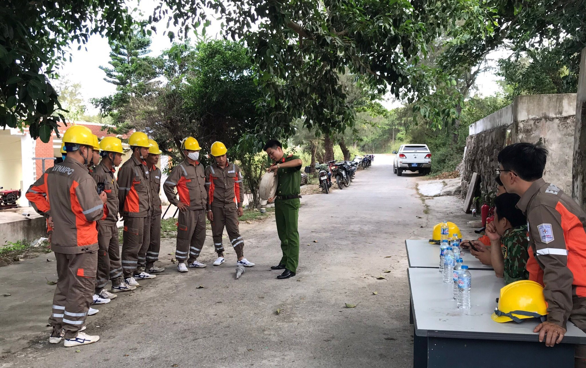 Công an huyện Bạch Long Vĩ: Tặng các bình chữa cháy và cẩm nang an toàn PCCC cho nhiều hộ dân